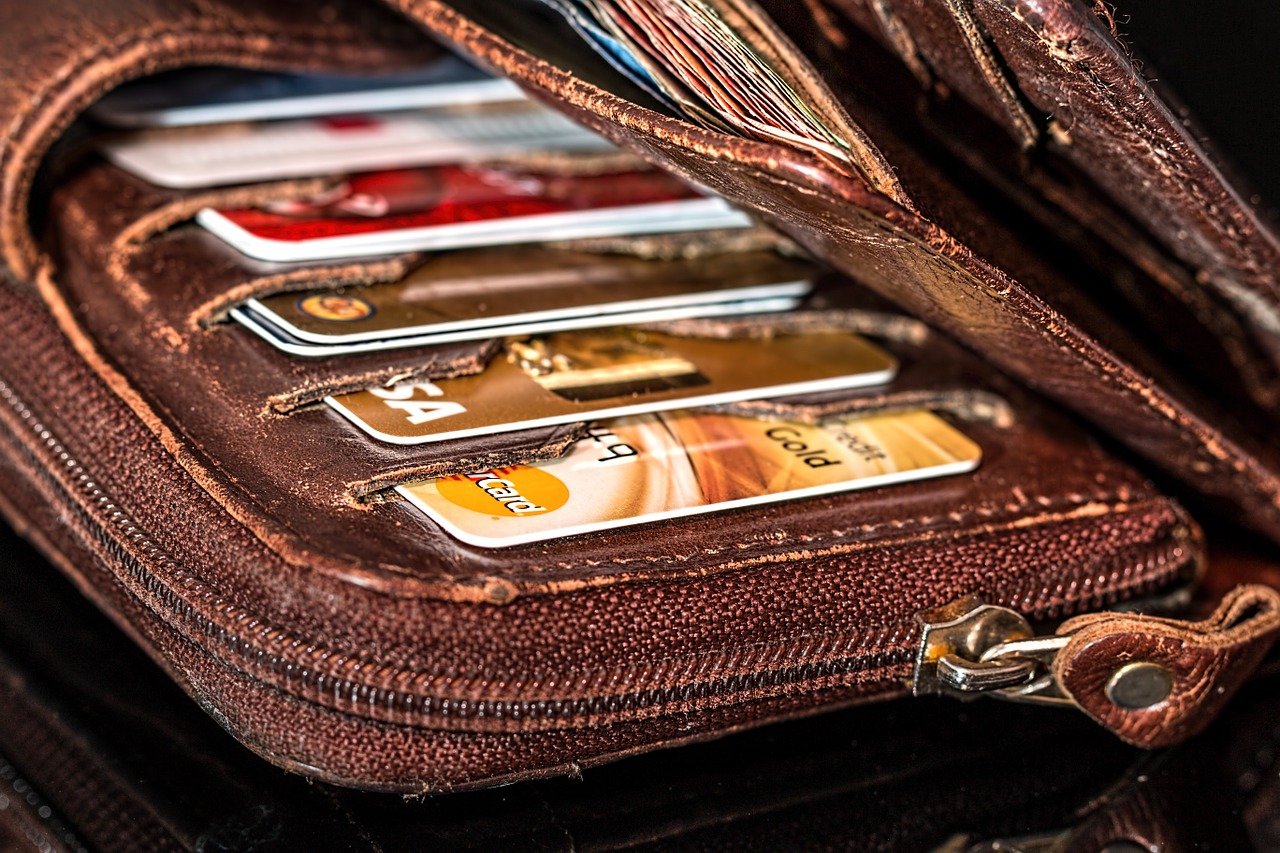 Cięcie wydatków przez… pocięcie karty kredytowej?